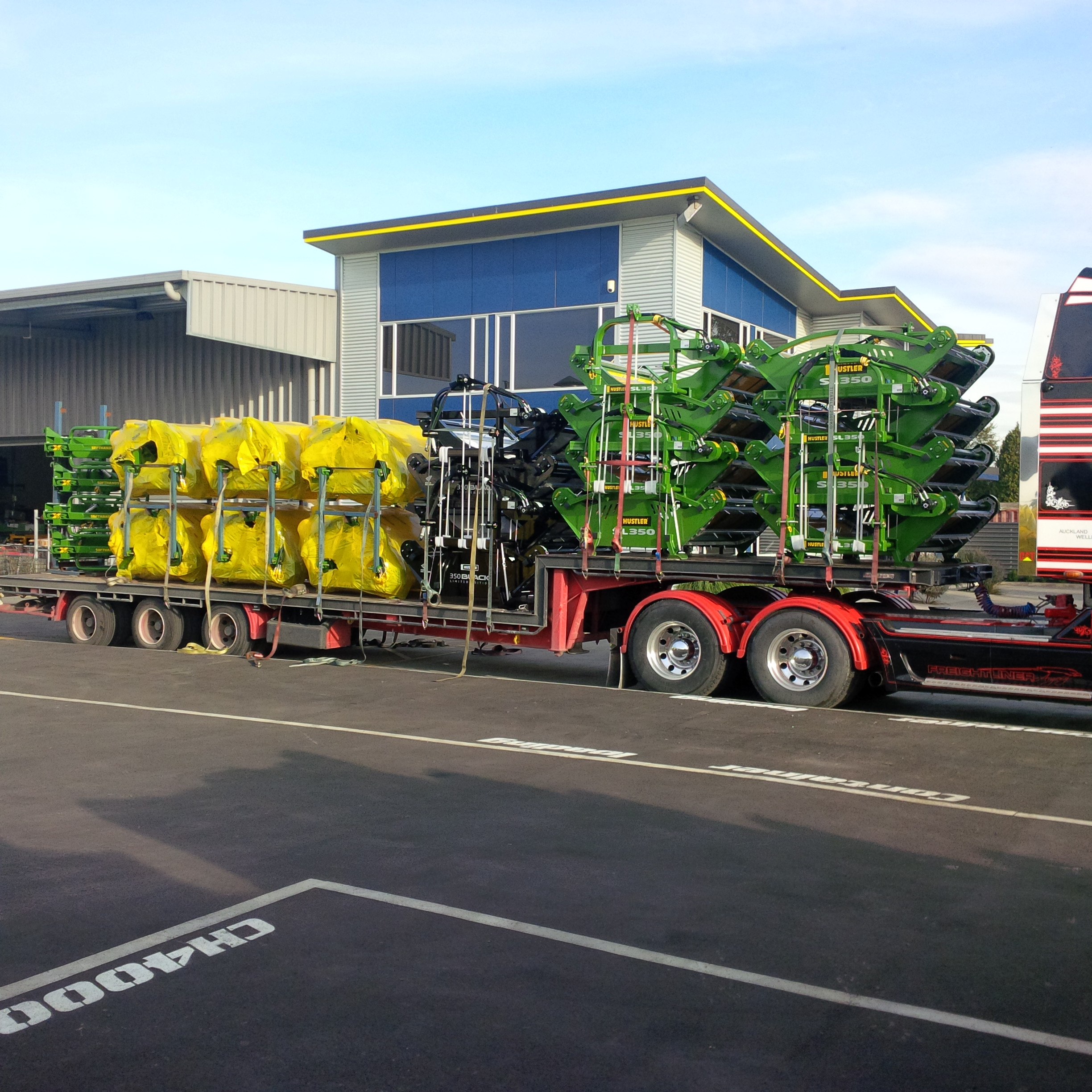 Another truck feeders being dispatched....Nice bit.ly 29UvZio.jpg