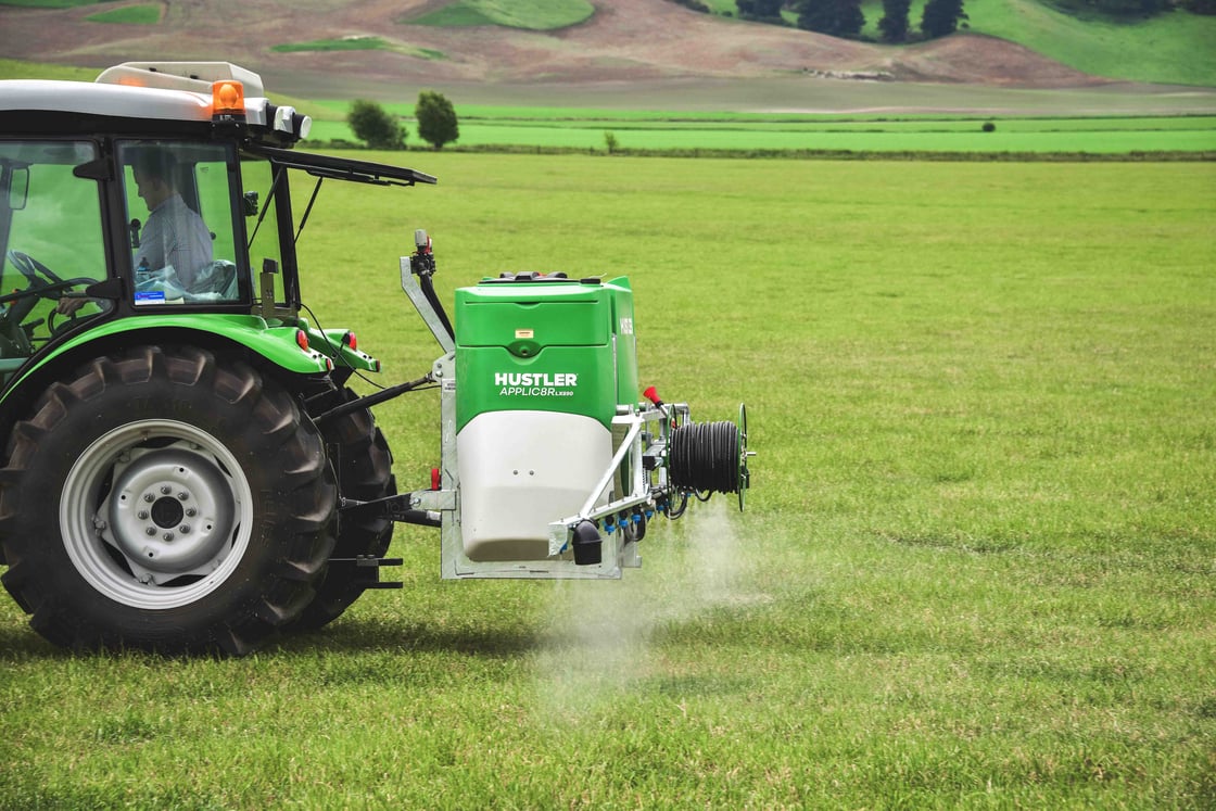 Applic8rLX890_Spraying_Sideview-2-2_web