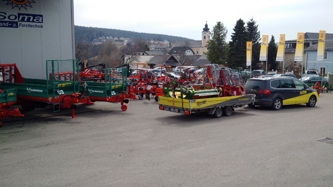 Dealer_open_day_in_Austria_-_more_Hustler_feeders_finding_a_new_home_of_a_satisfied_farmer-1.jpg