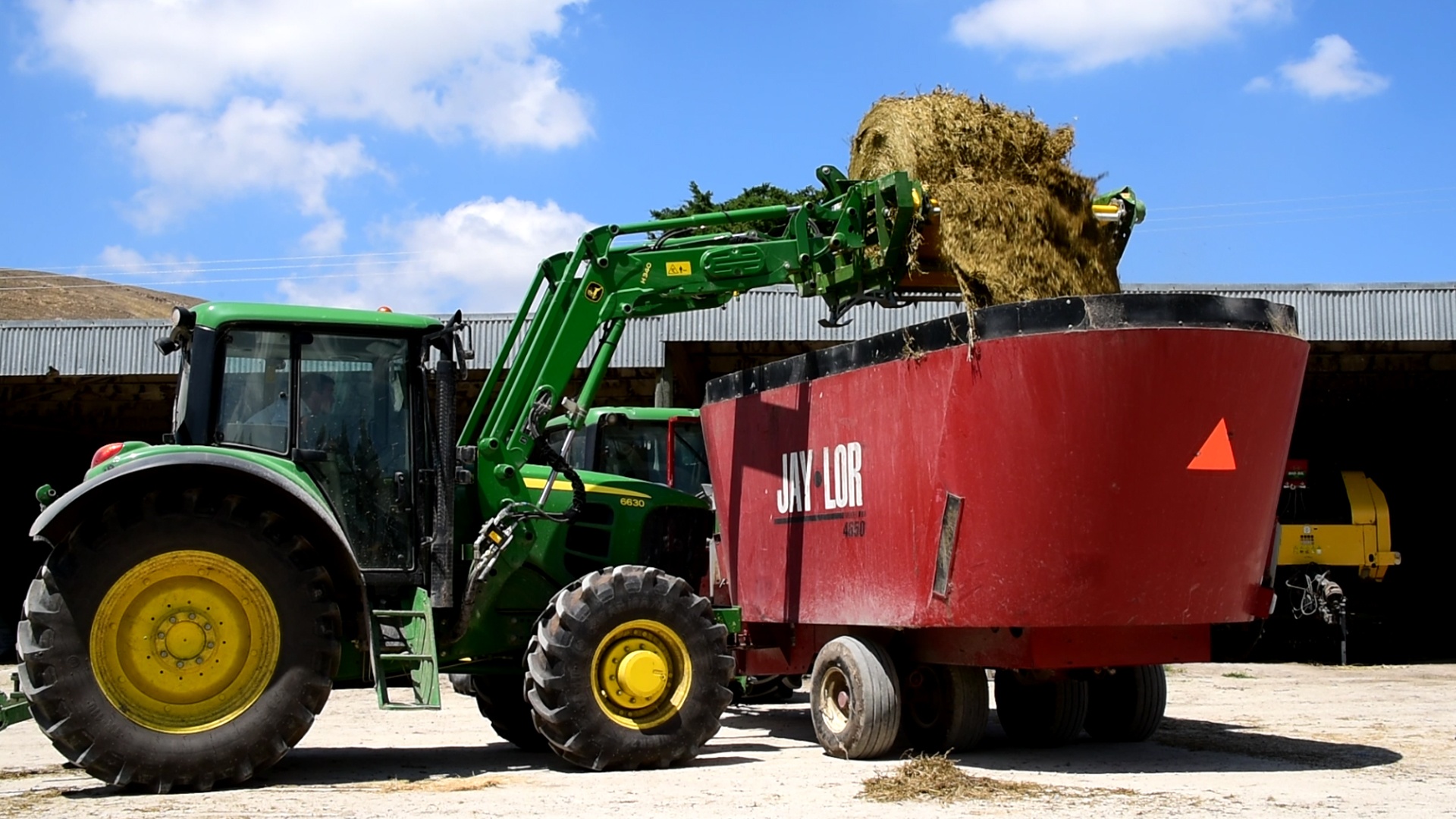 feeding-bales-directly-into-a-tmr-mixer